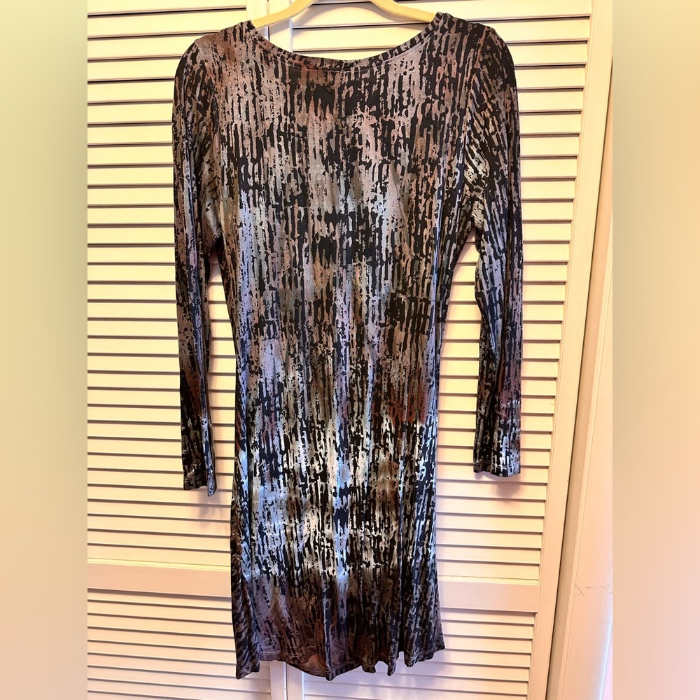 Art of Cloth Medium Long Sleeve Black,White,Gray, with hints of Brown and Pink. - Picture 3 of 3